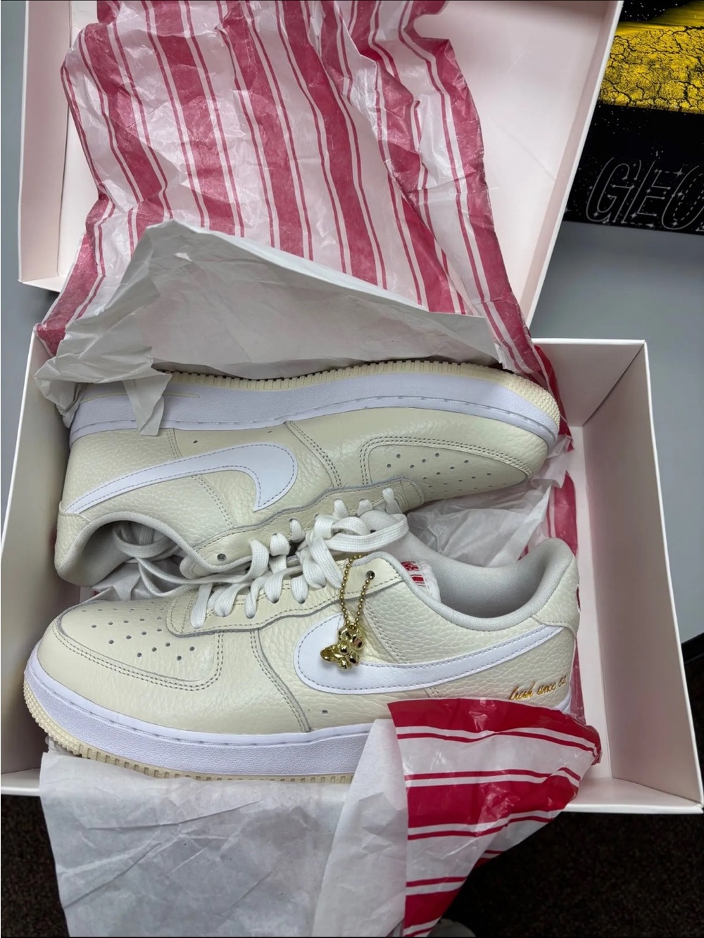 Nike Air Force 1 Low 'Popcorn' in Pale Yellow & White - Picture 2 of 3